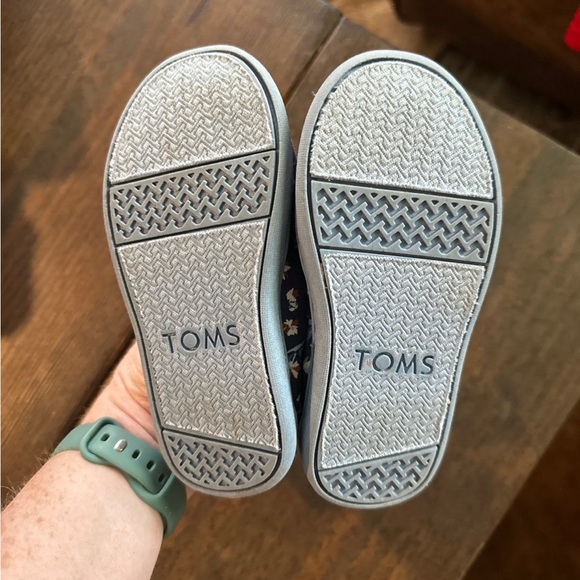TOMS Size 7 - Picture 2 of 3